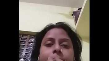 Латино-американка задвинула в писю гинекологический елд, чтобы растянуть половые губы